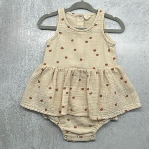 EUC Q by Quincy Mae Baby Girl Gauze Bodysuit Dress Size 6-12 months with Apples